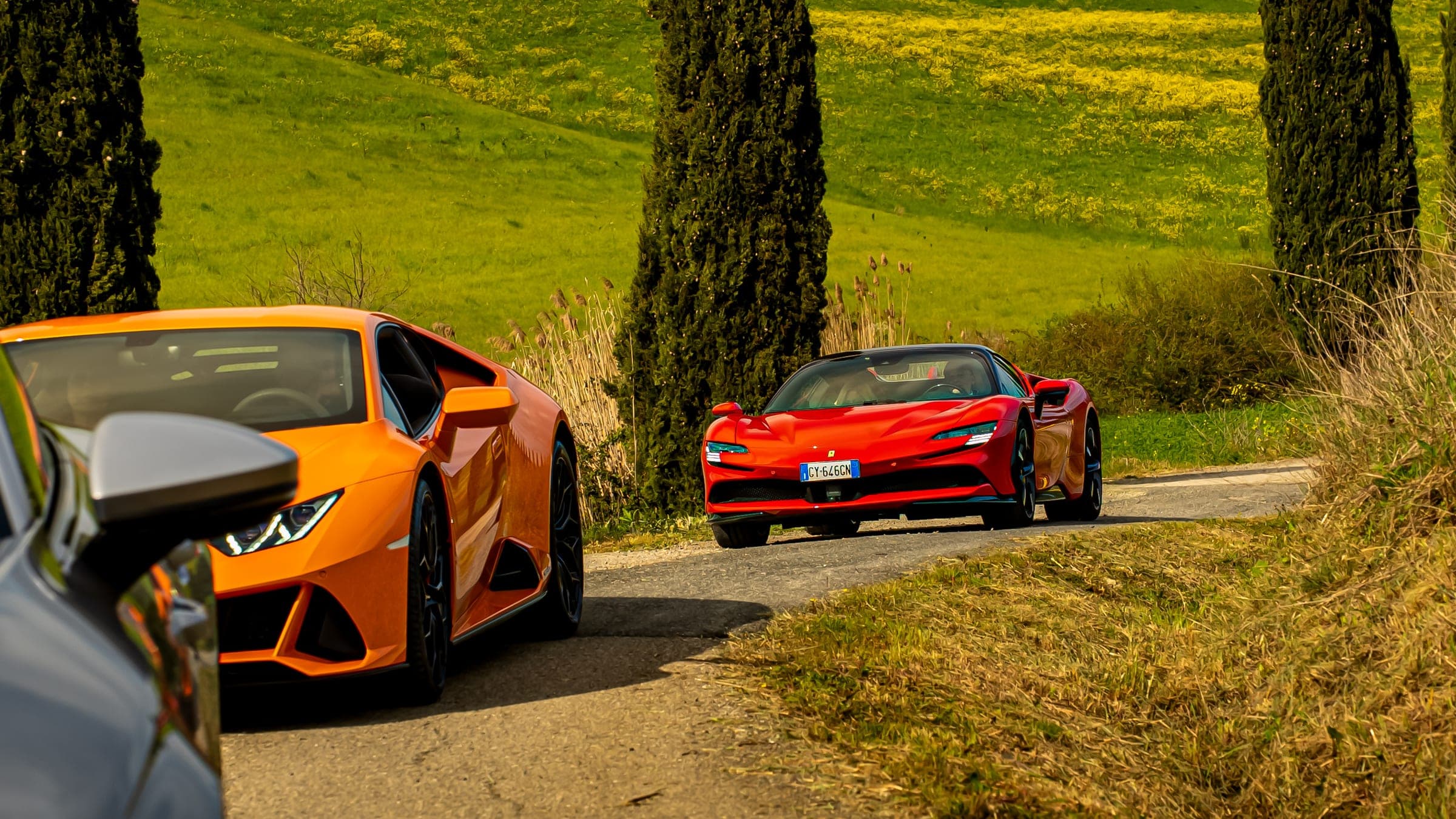 Lamborghini e Ferrari tra i cipressi delle colline toscane — Rocca d'Italia